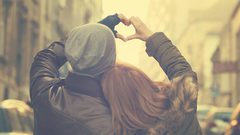 كيف تعرف من يحبك؟