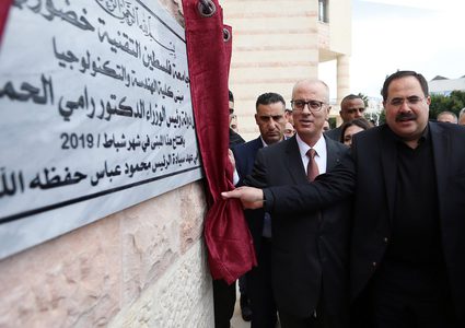 الحمدالله يضع حجر أساس لمدرسة ويفتتح مبنى كلية الهندسة