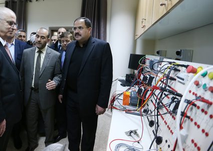 الحمدالله يضع حجر أساس لمدرسة ويفتتح مبنى كلية الهندسة