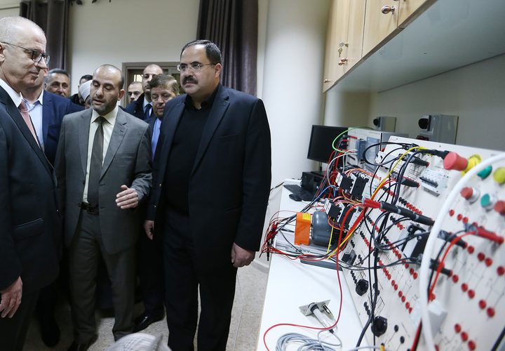 شارك رئيس حكومة تسيير الأعمال أ.د. رامي الحمد الله بوضع حجر الأساس لمدرسة بنات نور شمس الثانوية وافتتاح مبنى كلية الهندسة الجديد في جامعة فلسطين التقنية "خضوري" بمحافظة طولكرم.