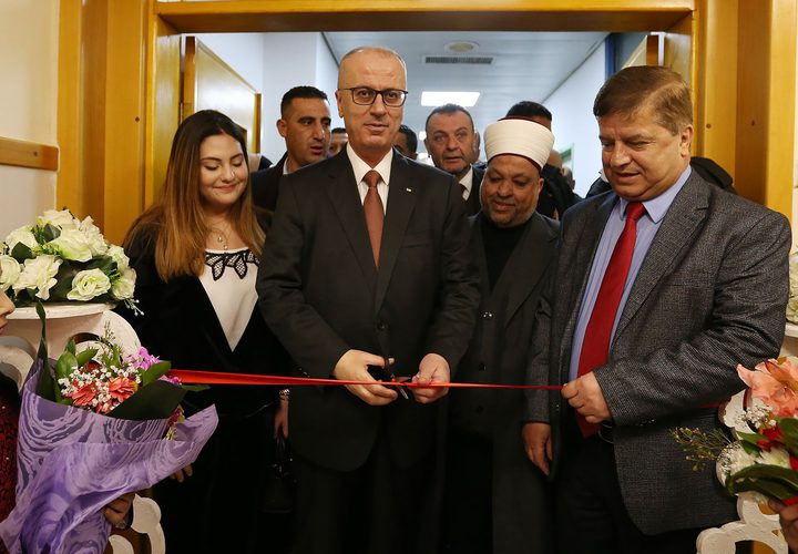 شارك رئيس حكومة تسيير الأعمال أ.د. رامي الحمد الله بوضع حجر الأساس لمدرسة بنات نور شمس الثانوية وافتتاح مبنى كلية الهندسة الجديد في جامعة فلسطين التقنية "خضوري" بمحافظة طولكرم.