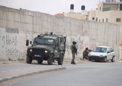 الاحتلال يعتقل شابين في أبو ديس