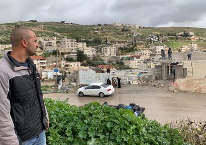 جبل المكبر: مقدسي يهدم محله التجاري بنفسه