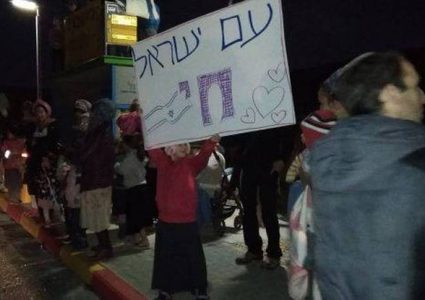 مستوطنون يهاجمون مركبات المواطنين جنوب نابلس