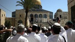 مجموعات من المستوطنين يقتحمون المسجد الأقصى