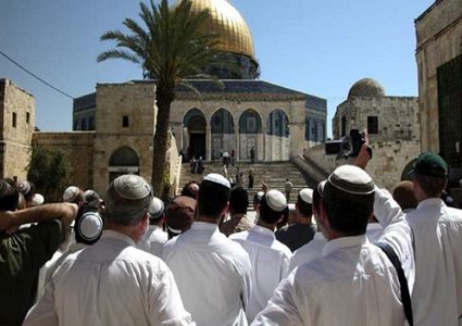 مجموعات من المستوطنين يقتحمون المسجد الأقصى