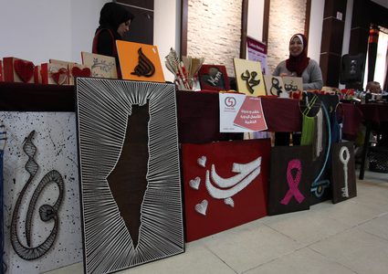 مواطنون يحضرون معرضا للحرف اليدوية في قطاع غزة