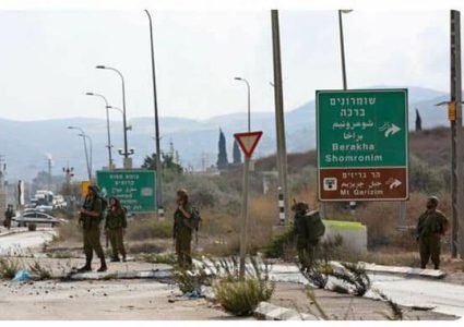 الاحتلال يغلق عدد من الشوارع  المحيطة بمحافظة نابلس