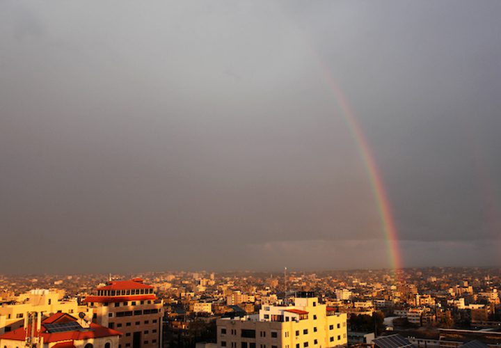 يظهر قوس قزح فوق المباني بعد عاصفة مطرية في مدينة غزة في 10 فبراير 2019.