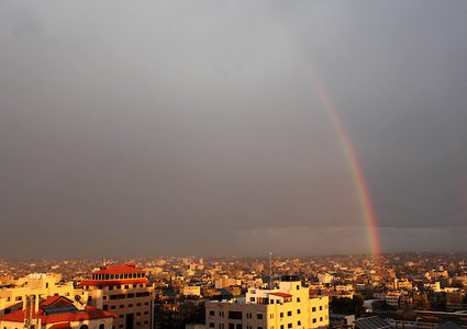 يظهر قوس قزح فوق المباني بعد عاصفة مطرية في مدينة غزة في 10 فبراير 2019.