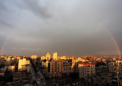 يظهر قوس قزح فوق المباني بعد عاصفة مطرية في مدينة غزة في 10 فبراير 2019.
