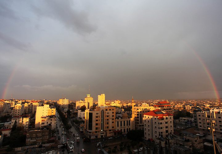 يظهر قوس قزح فوق المباني بعد عاصفة مطرية في مدينة غزة في 10 فبراير 2019.