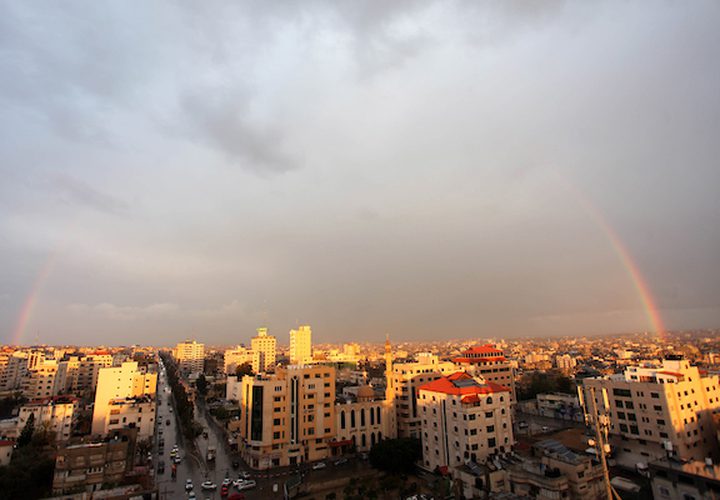 يظهر قوس قزح فوق المباني بعد عاصفة مطرية في مدينة غزة في 10 فبراير 2019.