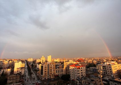 يظهر قوس قزح فوق المباني بعد عاصفة مطرية في مدينة غزة في 10 فبراير 2019.