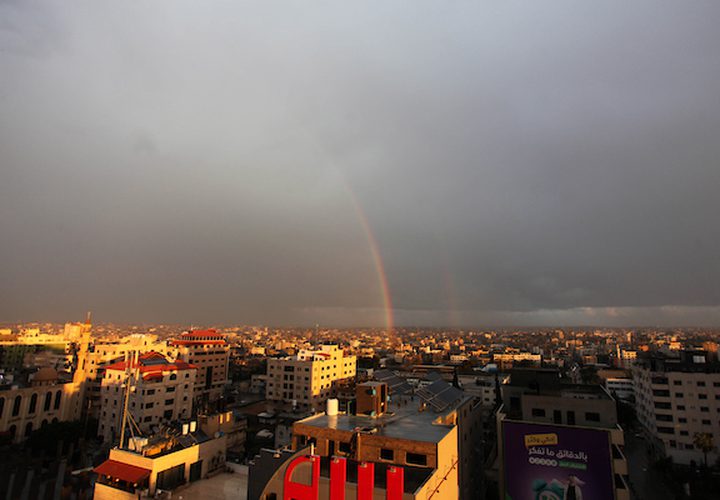 يظهر قوس قزح فوق المباني بعد عاصفة مطرية في مدينة غزة في 10 فبراير 2019.
