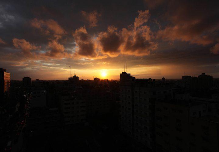 يظهر قوس قزح فوق المباني بعد عاصفة مطرية في مدينة غزة في 10 فبراير 2019.