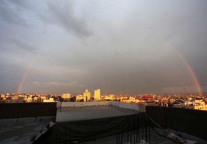 يظهر قوس قزح فوق المباني بعد عاصفة مطرية في مدينة غزة في 10 فبراير 2019.