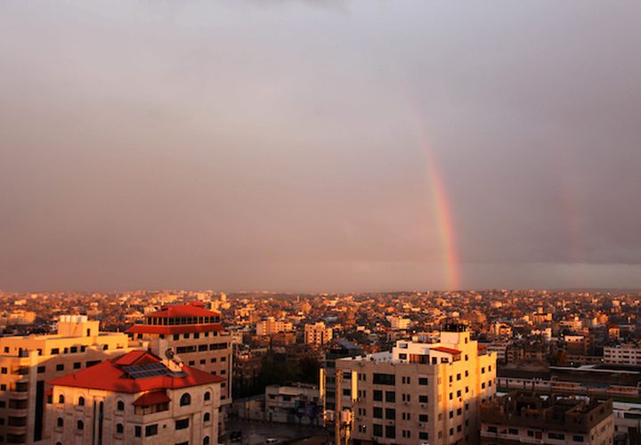يظهر قوس قزح فوق المباني بعد عاصفة مطرية في مدينة غزة في 10 فبراير 2019.