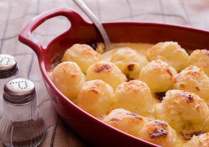 صينية كرات البطاطس بالدجاج والبشاميل