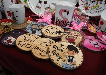 مواطنون يحضرون معرضا للحرف اليدوية في قطاع غزة