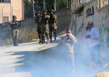 إصابات بالاختناق جرّاء هجوم المستوطنين على مدرسة عوريف