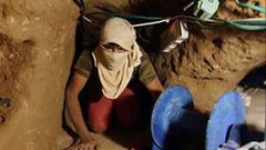 العثور على العمال المفقودين داخل نفق على الحدود المصرية