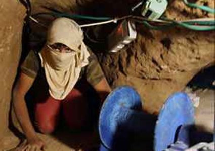 العثور على العمال المفقودين داخل نفق على الحدود المصرية