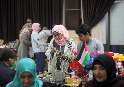 مواطنون يحضرون معرضا للحرف اليدوية في قطاع غزة