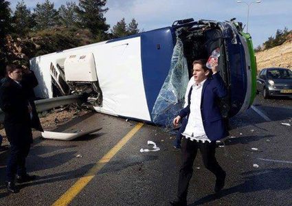 قتيلان و33 اصابة بانقلاب حافلة اسرائيلية في القدس