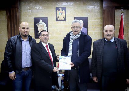 أبو بكر يتسلم التقرير السنوي لجامعة القدس المفتوحة