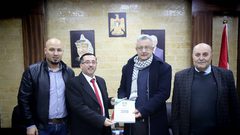 أبو بكر يتسلم التقرير السنوي لجامعة القدس المفتوحة