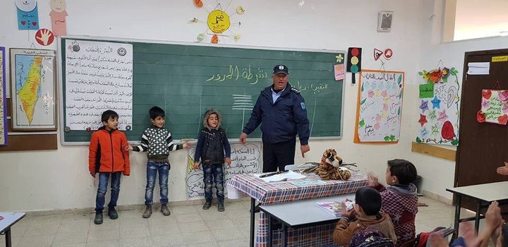 محاضرة توعية مرورية بمدرسة جبريل زلوم في الخليل