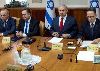 الكابينيت يبحث تطبيق قانون سلب مخصصات عائلات الشهداء والأسرى