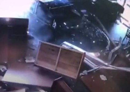 سيارة تقتحم مطعما في فلوريدا وتتسبب بكارثة