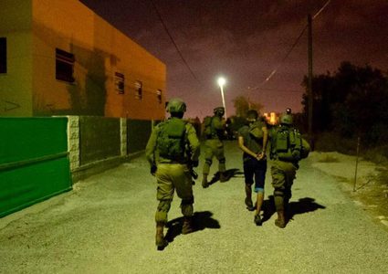 اعتقالات ومداهمات بعدة مناطق بالضفة