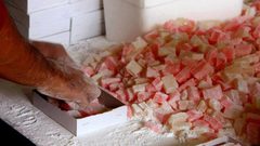 حلويات تقليدية تنافس المستورد وتتربع في قلوب الغزيين