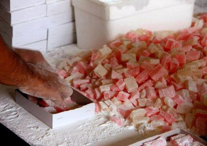 حلويات تقليدية تنافس المستورد وتتربع في قلوب الغزيين