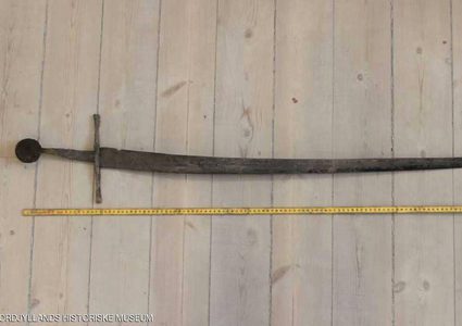 "لعبة العروش".. العثور على السيف الحقيقي بأغرب مكان