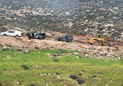 جرافات الاحتلال تدمر طريق في قرية يطا بالخليل