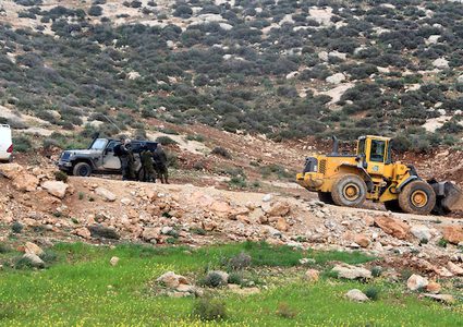 جرافات الاحتلال تدمر طريق في قرية يطا بالخليل