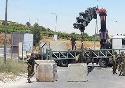 قوات الاحتلال تغلق طريقا جنوب الخليل
