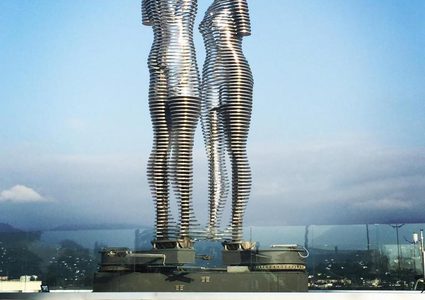 «علي ونينو».. قصة حب خلدها تمثال