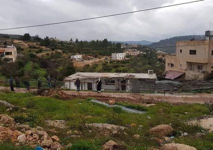 منزل عائلة الشويكي الذي هدمته قوات الاحتلال في قرية الولجة صباح اليوم .