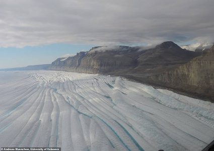 رصد صدع جليدي ضخم و"خطير"