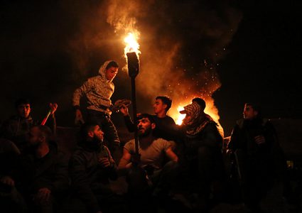 وحدة الارباك الليلي تتظاهر على قرب السياج الفاصل شرق غزة في إطار فعاليات مسيرة العودة التي انطلقت في 30/ آذار مارس الماضي