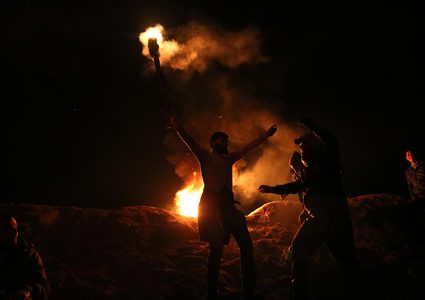 وحدة الارباك الليلي تتظاهر على قرب السياج الفاصل شرق غزة في إطار فعاليات مسيرة العودة التي انطلقت في 30/ آذار مارس الماضي