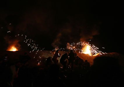 وحدة الارباك الليلي تتظاهر على قرب السياج الفاصل شرق غزة في إطار فعاليات مسيرة العودة التي انطلقت في 30/ آذار مارس الماضي