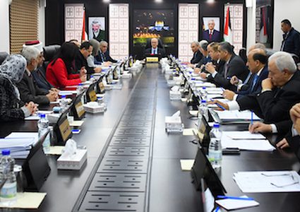 رئيس الوزراء الفلسطيني ، رامي الحمد الله ، يرأس اجتماعاً لمجلس الوزراء ، في مدينة رام الله بالضفة الغربية ، في 12 فبراير / شباط 2019.