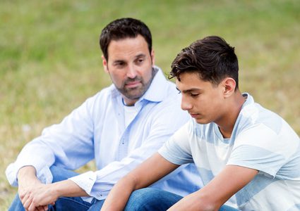 صاحبه وشجعه.. 8 نصائح لتربية ابنك فى مرحلة المراهقة