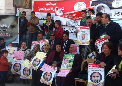 الأسرى المرضى والإداريون عنوان الاعتصام الأسبوعي في طولكرم